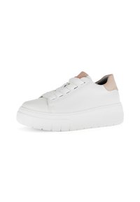 Weißes Leder-Sneaker mit strukturierten Oberflächen, dicker Sohle und einem hellbeigen Akzent an der Ferse. Verfügt über flache Schnürsenkel und minimale Nähdetails.
