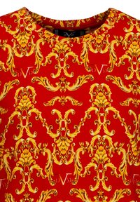 Roter Stoff mit einem barocken Muster in Gold, verziert mit kunstvollen Spiralen und floralen Motiven. Kleines Logo im Design sichtbar. Runder Ausschnitt.