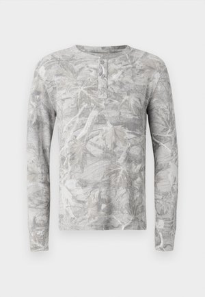 Chemise à manches longues grise avec un motif texturé de feuilles. Elle présente un col rond et une patte de boutonnage trois boutons à l'avant.