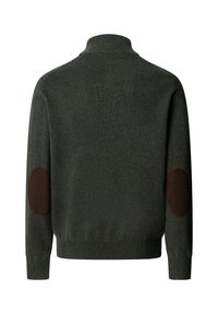 Donkergroene trui met hoge kraag, geribbelde textuur en bruine elleboogstukken. Het ontwerp is eenvoudig en heeft lange mouwen.