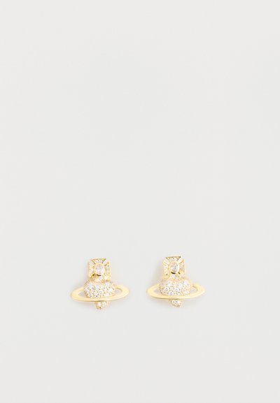 Gouden studs oorbellen met een Saturnus ontwerp, voorzien van een gestructureerde band en ingebedde cirkelvormige kristallen voor extra sprankeling.