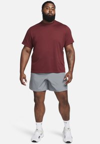 Nike Performance PRIMARY - Camiseta deportiva - dark team red dark team red