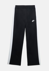 Juodos sportinės kelnės su balta šonine juostele ir mažu baltu Nike logotipu kairėje šlaunyje. Elastingas juosmuo, minkšta medžiaga, tiesios kojos dizainas.