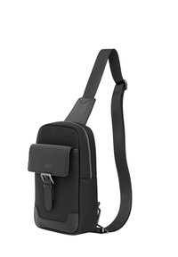 Czarny plecak z teksturowanej tkaniny i gładkimi skórzanymi akcentami, z przednią klapą, zamkiem błyskawicznym i regulowanym paskiem.