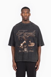 T-shirt oversized preta com uma estampa gráfica desgastada que inclui texto e imagens, como uma águia e uma corrente, em tons de castanho claro.