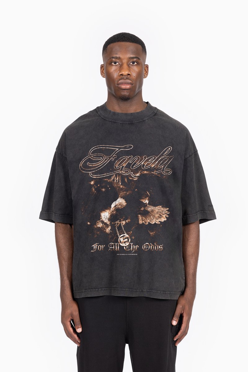 T-shirt oversized preta com uma estampa gráfica desgastada que inclui texto e imagens, como uma águia e uma corrente, em tons de castanho claro.