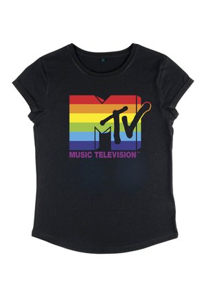 Camiseta negra de manga corta con un logo de MTV con franjas de arcoíris y el texto "Music Television" debajo, en la parte delantera.