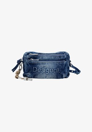 Denimtasche mit drei Reißverschlussfächern, akzentuiert mit einem gewebten Griff und dekorativen Beschlägen. Mit eingeprägtem "Desigual"-Logo in Blau.