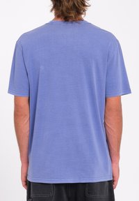Blå kortærmet t-shirt lavet af blødt bomuld. Har rund hals og en afslappet pasform med minimal syning ved sømrækken.