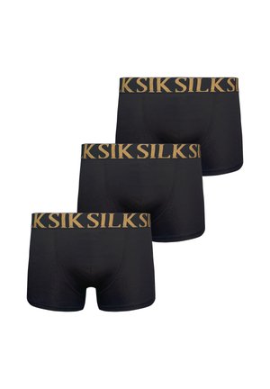 Három fekete férfi boxer arany elasztikus derékrésszel, amelyen nagy nagybetűkkel szerepel a márkanév többszörösen ismételve.