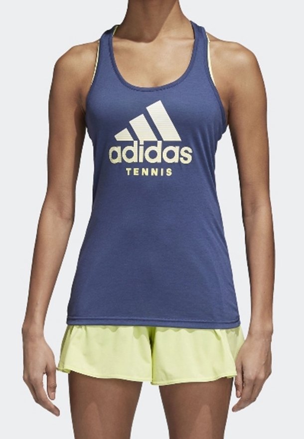 Blå sporttank topp med vit "adidas" och "TENNIS" tryck, kombinerad med ljusgul sportshorts. Materialet verkar slätt och lättviktigt.