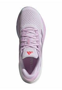 Hellblauer Sportschuh mit Mesh-Obermaterial, flachen Schnüssen, markiertem Zungenbereich und gepolsterter Sohle. Mit pinkfarbenen Akzenten in der Nähe der Schnürsenkel.