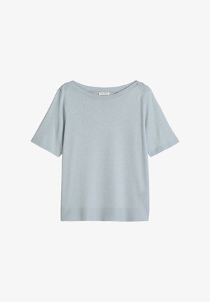 Jasnoniebieska krótka dzianinowa bluzka z szerokim okrągłym dekoltem oraz ściągaczami na dole i przy rękawach, widok z przodu na białym tle.