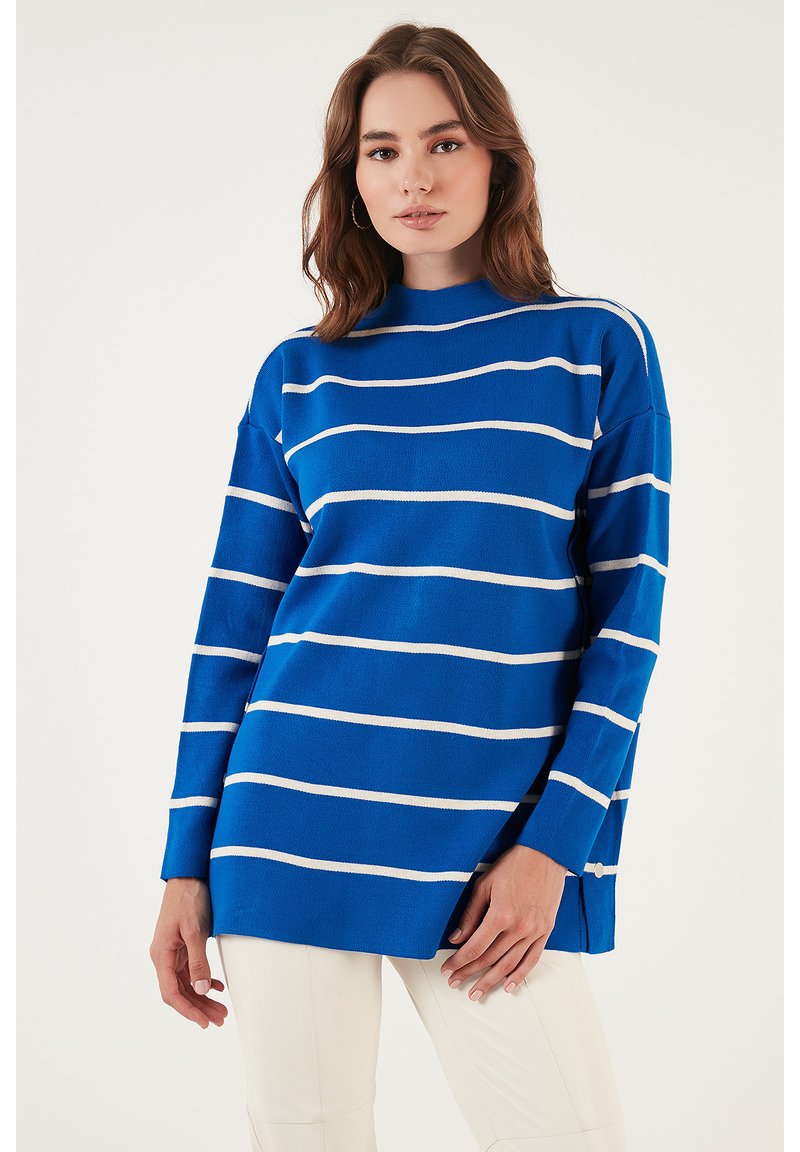 Blå tröja med vita horisontella ränder. Hög halsringning, långa ärmar och sidofickor. Tillverkad av ett strukturerat tyg.