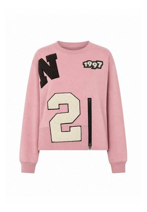 Sweat-shirt rose avec la lettre noire N, les chiffres 1997 et un grand chiffre blanc 2, plus un détail de fermeture éclair noire verticale sur le devant.