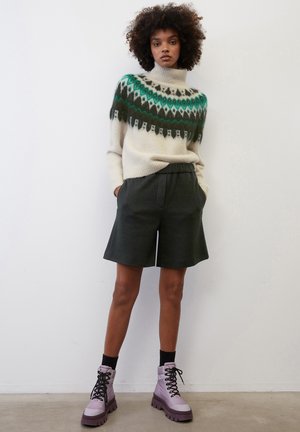 MIT RECYCELTEN MATERIA - Shorts - night forest
