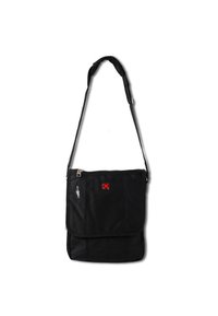 Zwarte schoudertas met een gestructureerde afwerking, voorzien van een rood logo aan de voorkant, een verstelbare schouderband en een ritsvak aan de zijkant.