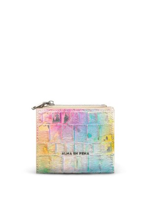 Pequeña cartera rectangular con textura de cocodrilo en tonos pastel multicolor y cremallera en la parte superior, etiquetada con "ALMA EN PENA" en letras negras.