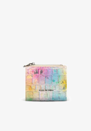 Pequeña cartera rectangular con textura de cocodrilo en tonos pastel multicolor y cremallera en la parte superior, etiquetada con "ALMA EN PENA" en letras negras.