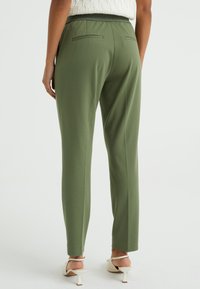 WE Fashion SLIM FIT - Nadrágok - green