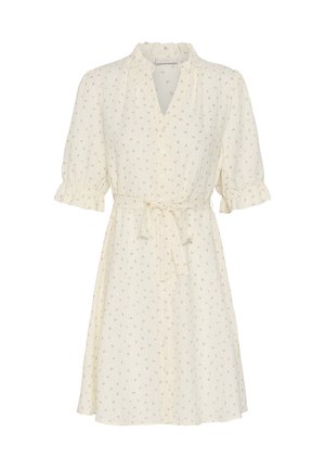 Kreemikas lühikeste varrukatega kleit roosade lillemustriga, volangidega varrukaservade ja kraega, eest nööbitav ning vööga taljel.