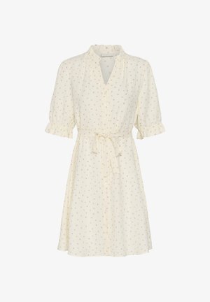 Kreemikas lühikeste varrukatega kleit roosade lillemustriga, volangidega varrukaservade ja kraega, eest nööbitav ning vööga taljel.