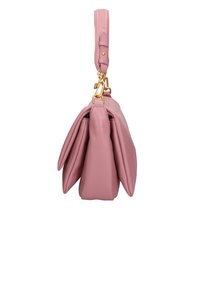 Borsa a tracolla in pelle rosa con una forma arrotondata, design plissettato, hardware dorato e tracolla regolabile. Texture liscia con una base strutturata.