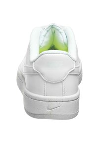 Weiße Leder-Sneaker mit gepolstertem Kragen, strukturiertem Außensohle und leuchtend grüner Innenauskleidung. Mit eingeprägtem "NIKE"-Logo an der Ferse.