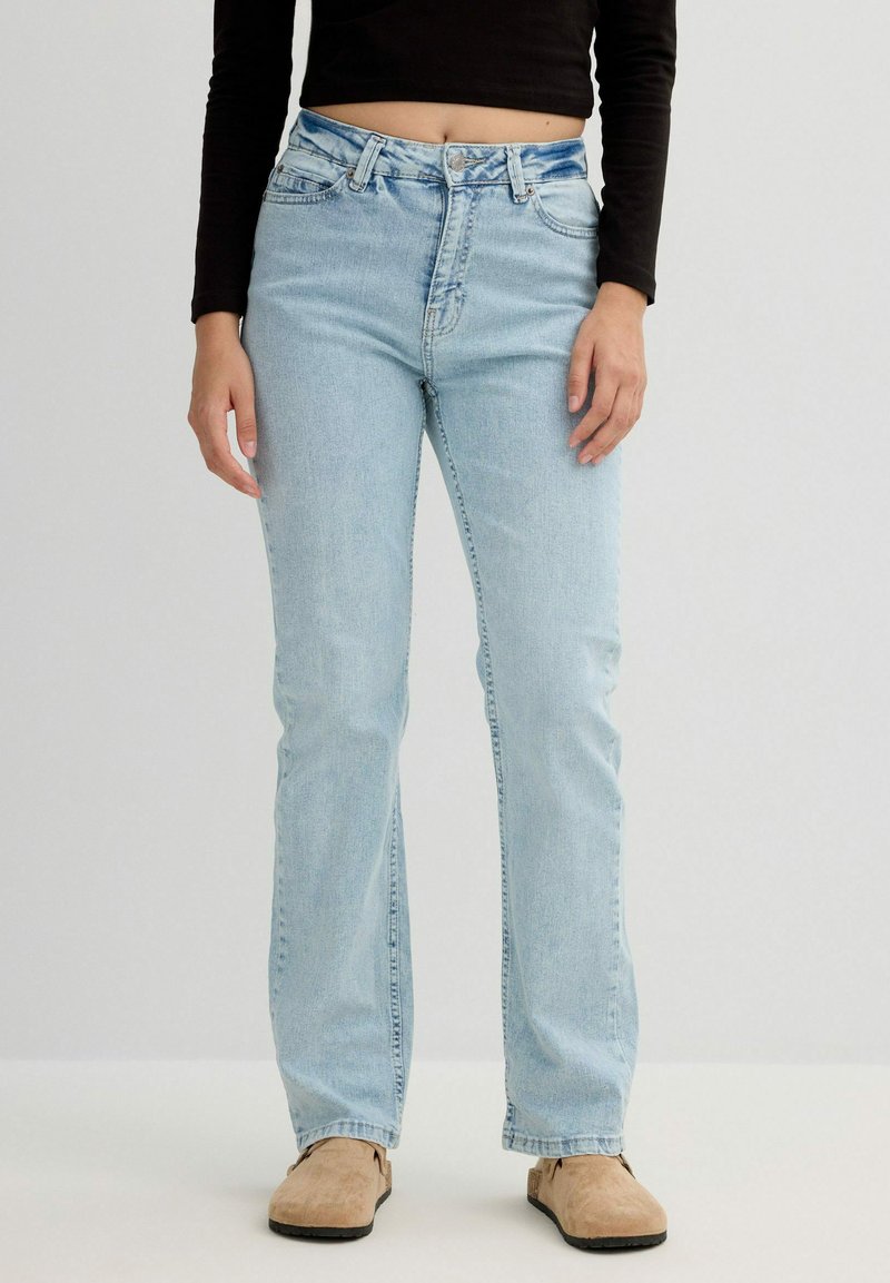 Vaqueros de pierna recta azul claro en denim con cintura alta, que cuentan con un diseño clásico de cinco bolsillos y detalles de costura.