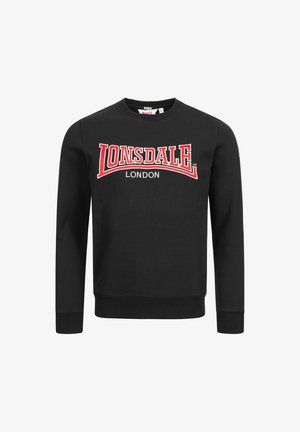Sort langærmet crewneck-sweatshirt med "LONSDALE" i rødt og hvidt, og "LONDON" i hvid tekst nedenunder på brystet.