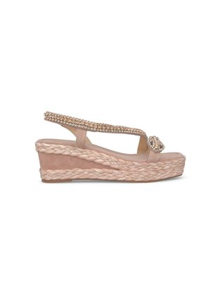 Sandalo con zeppa in suede rosa chiaro con suola in juta intrecciata. Presenta una fascetta decorata con strass e un design con punta aperta.