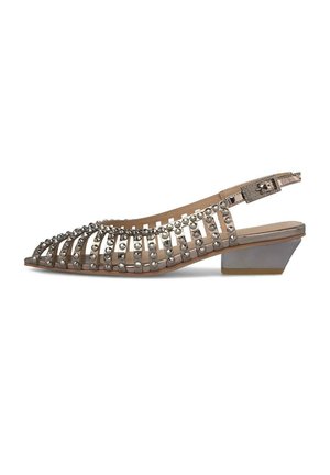 Beżowy sandał z odkrytymi palcami i paskiem z tyłu na niewysokim szerokim obcasie, ozdobiony metalicznymi ćwiekami na kilku poziomych paskach.