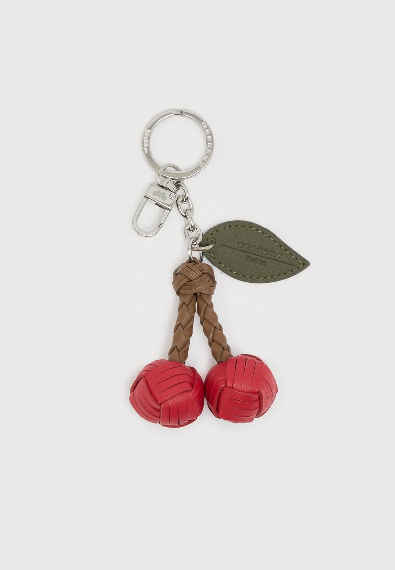 Ασημένιο μπρελόκ με δύο πλεγμένα κ όκκινα δερμάτινα κεράσια και μια πράσινη δερμάτινη ετικέτα φύλλου με ανάγλυφο το "WEEKEND."
