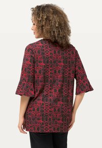 Ulla Popken GEOMETRIC PRINT TRUMPET SLEEVE - Langarmshirt - coral