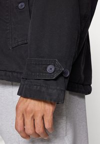 Lacoste Jachetă subțire - black