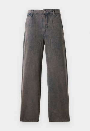 Calças de perna larga em tecido cinza desbotado, com fecho de botão, passantes para cinto e bolsos laterais com uma textura subtil.