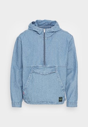 Sweat à capuche en denim bleu clair texturé avec une fermeture éclair à moitié devant et une grande poche kangourou.