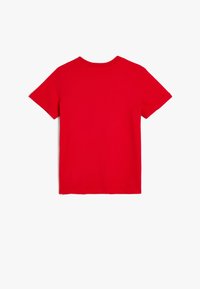 T-shirt in cotone rosso, maniche corte, colletto a giro, design semplice, taglio dritto, senza motivi o dettagli visibili. Vista posteriore mostrata.