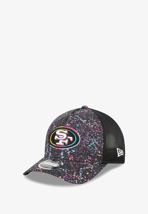 Cap mit einem schwarzen Netzrücken, der ein mehrfarbiges Spritzmuster auf der Vorderseite zeigt. Sie hat ein gesticktes SF-Logo auf einem ovalen Patch.