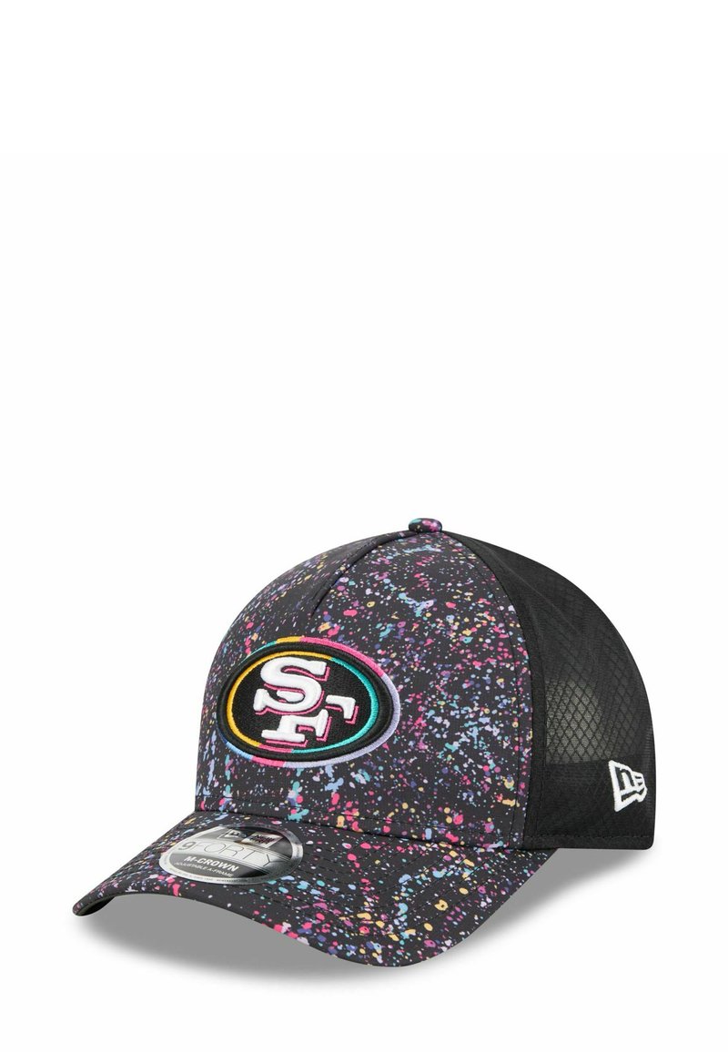 Casquette avec un dos en mesh noir, dotée d'un motif de projections multicolores sur le devant. Elle arbore un logo SF brodé sur un patch ovale.