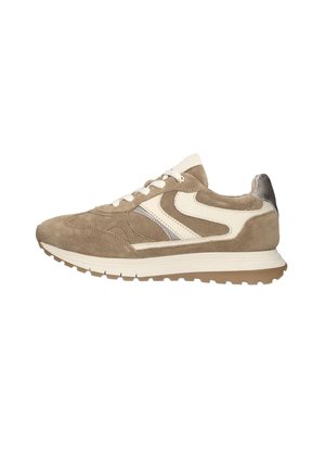 Lichtbruine suède sneaker met witte zijaccenten, witte veters en een beige zool met een gestructureerd grip-patroon.