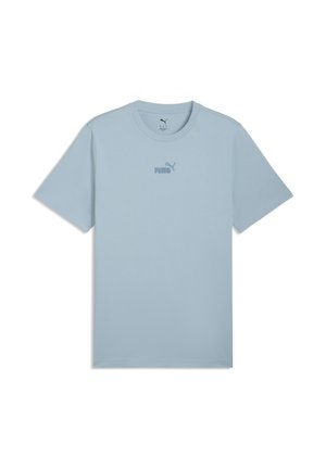Camiseta de manga corta azul claro de Puma con cuello redondo, pequeño logo de Puma y texto centrados en el pecho, diseño sencillo.