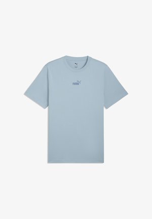 T-shirt Puma a maniche corte di colore azzurro chiaro con scollo a girocollo, piccolo logo Puma e testo centrati sul petto, design semplice.