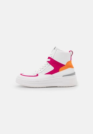 Baskets montantes en cuir blanc avec des accents rose et orange, panneaux texturés et semelle blanche épaisse. Fermeture à lacets et languette de traction.