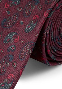 Bordeaux slips med paisley-mønster i blå, rød og guld. Vævet struktur med et rullet design, der understreger det fine detaljearbejde.