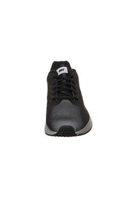 Zapatilla de running negra de Nike con cordones, parte superior de malla y suela gris, vista desde el frente.