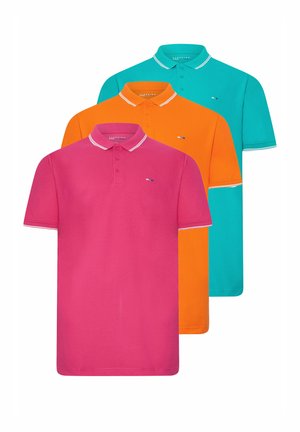 Trzy polo z krótkim rękawem w kolorze różowym, pomarańczowym i morskim, każde z kołnierzykiem, guzikami i małym logo na piersi.