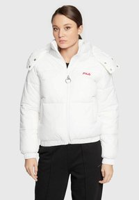 Giacca bianca imbottita con colletto alto, chiusura a zip, tasche laterali e dettaglio del logo rosso. Presenta bottoni a pressione sulle spalle.