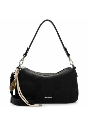 Sac d'épaule noir texturé avec quincaillerie argentée, lanières détachables et pompon en corde beige avec un charme de couleur ambre attaché sur le côté.