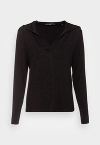 Černý top s dlouhým rukávem, výstřihem do V a kapucí, vyrobený z měkké látky. Má přiléhavý střih a hladkou strukturu bez viditelných vzorů.